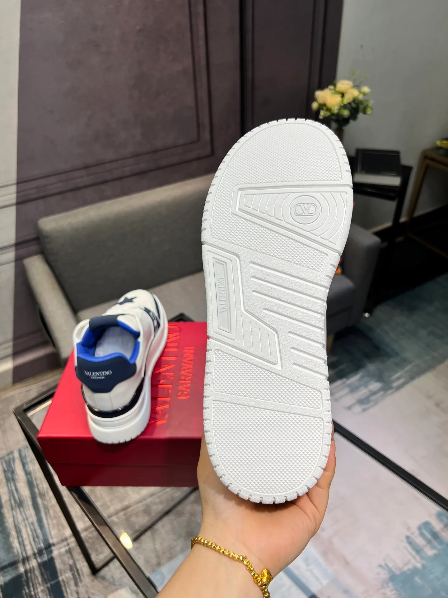 Men's Men's Shoes 💰660 Valentino 2023 early autumn new star shoes are now online! Wang Hedi and Ren Jialun have been worn by many celebrities. Who can refuse the same couple shoes as Wang Hedi! The design of Stars Stab My Heart is cool and spicy. The material of the shoes is cowhide, and every color is beautiful! Size 35-40, men’s size 39-44 (women’s 41, men’s 38, 45🉑️customized)